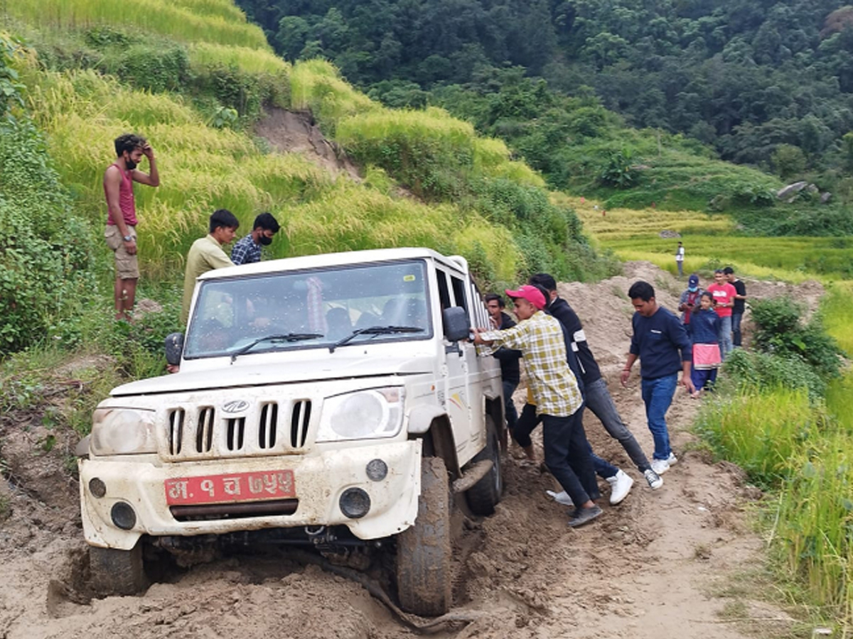 दशैंको समयमा डोटीका ग्रामीण सडक अवरुद्ध, यात्रुहरुलाई सास्ती 